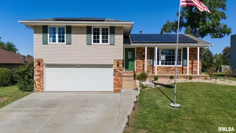 2105 Marigold Dr, Pekin, IL 61554