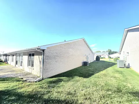 Exterior - 607 Lake Harbor Dr, Marion, IL 62959 photo 3 of 5