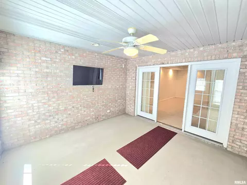 Exterior - 607 Lake Harbor Dr, Marion, IL 62959 photo 2 of 5