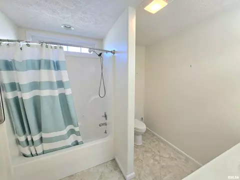 Bath - 607 Lake Harbor Dr, Marion, IL 62959 photo 4 of 4