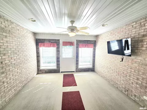 Exterior - 607 Lake Harbor Dr, Marion, IL 62959 photo 1 of 5