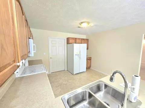 Kitchen - 607 Lake Harbor Dr, Marion, IL 62959 photo 2 of 2