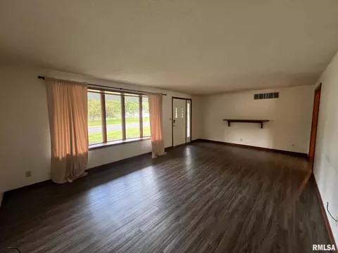 Living - 315 E Grant St, Macomb, IL 61455 photo 2 of 3