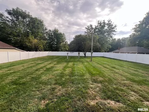 Exterior - 315 E Grant St, Macomb, IL 61455 photo 3 of 4
