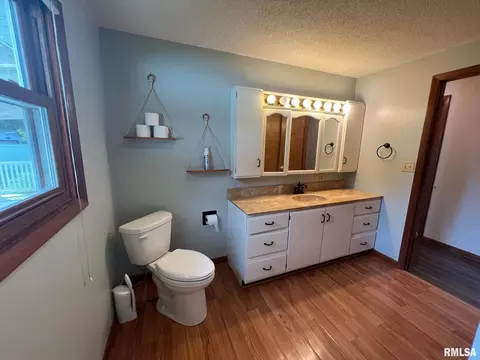 Bath - 315 E Grant St, Macomb, IL 61455 photo 2 of 4