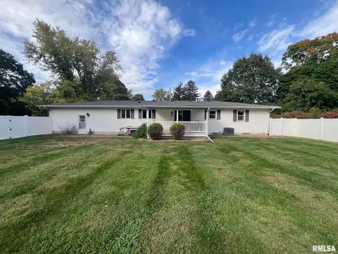 Exterior - 315 E Grant St, Macomb, IL 61455 photo 2 of 4