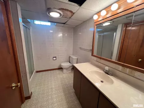 Bath - 315 E Grant St, Macomb, IL 61455 photo 4 of 4