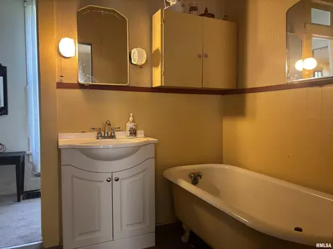 Bath - 1187 Clark St, Lowpoint, IL 61545 photo 1 of 3