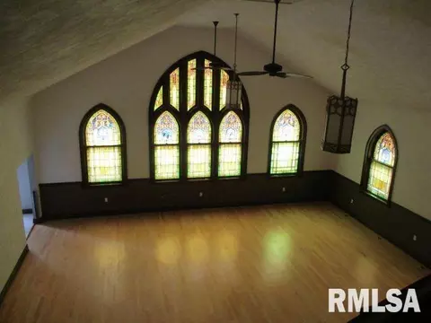 Living - 413 Logan St, Emden, IL 62635 photo 2 of 7