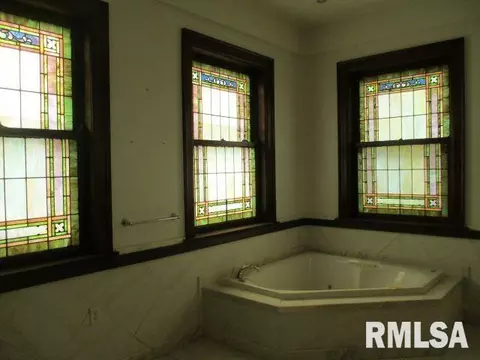 Bath - 413 Logan St, Emden, IL 62635 photo 1 of 5