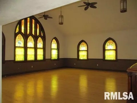 Living - 413 Logan St, Emden, IL 62635 photo 1 of 7