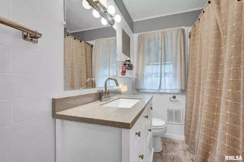 Bath - 112 Jay Ave, Morton, IL 61550 photo 1 of 3