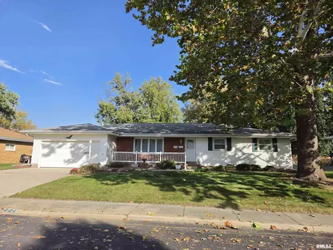 2726 N Millbrook Dr, Peoria, IL 61604