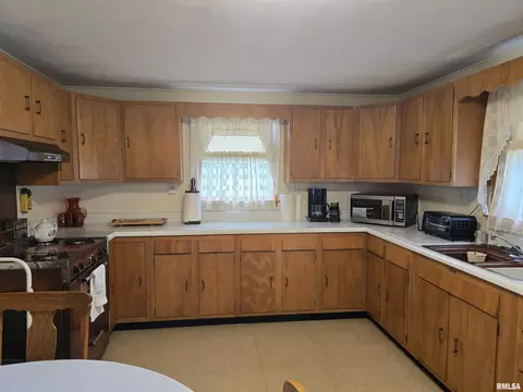 Kitchen - 424 S Main St, Canton, IL 61520 photo 4 of 5