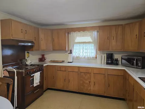 Kitchen - 424 S Main St, Canton, IL 61520 photo 3 of 5