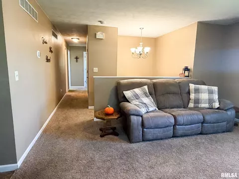 Entry Way - 2106 S Main St, Eureka, IL 61530 photo 2 of 3