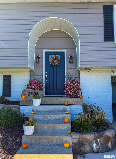 Exterior - 2106 S Main St, Eureka, IL 61530 photo 4 of 10