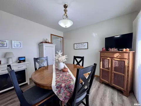 Dining - 2005 S Madison St, Macomb, IL 61455 photo 5 of 5