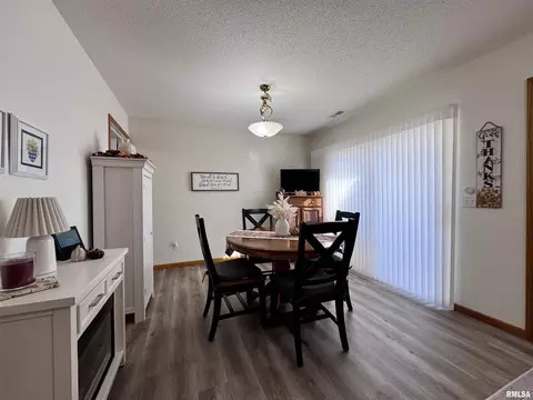 Dining - 2005 S Madison St, Macomb, IL 61455 photo 3 of 5
