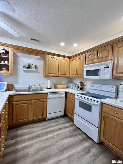 Kitchen - 2005 S Madison St, Macomb, IL 61455 photo 4 of 7