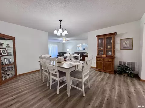 Dining - 2005 S Madison St, Macomb, IL 61455 photo 2 of 5