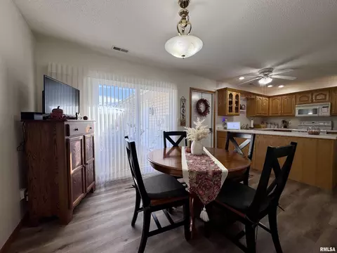 Dining - 2005 S Madison St, Macomb, IL 61455 photo 4 of 5