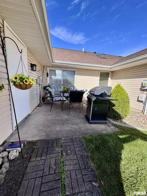 Exterior - 2005 S Madison St, Macomb, IL 61455 photo 2 of 2