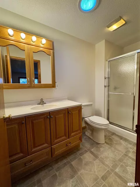 Bath - 234 Scotch Pine Dr, Macomb, IL 61455 photo 3 of 7