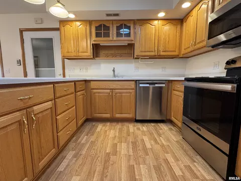 Kitchen - 234 Scotch Pine Dr, Macomb, IL 61455 photo 4 of 8