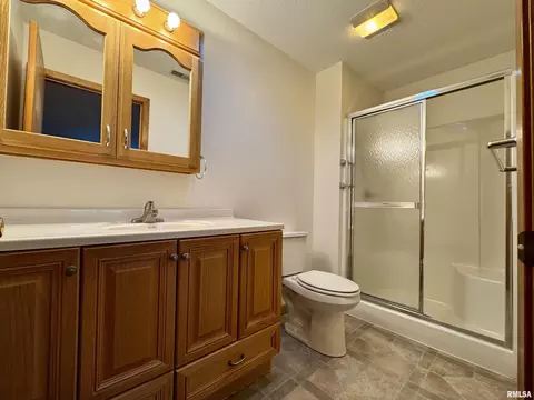 Bath - 234 Scotch Pine Dr, Macomb, IL 61455 photo 4 of 7