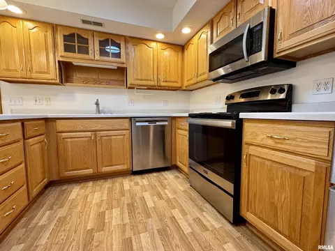 Kitchen - 234 Scotch Pine Dr, Macomb, IL 61455 photo 6 of 8