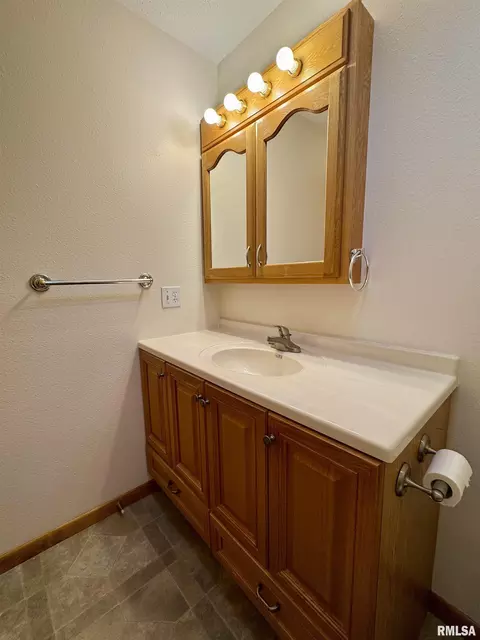 Bath - 234 Scotch Pine Dr, Macomb, IL 61455 photo 5 of 7