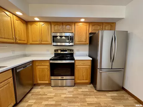 Kitchen - 234 Scotch Pine Dr, Macomb, IL 61455 photo 5 of 8
