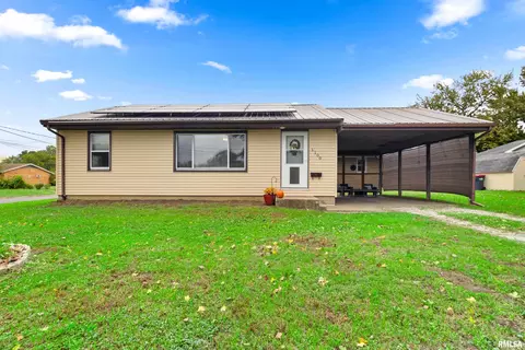 1100 S 11th St, Pekin, IL 61554