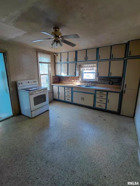 Kitchen - 440 N 2nd Ave, Canton, IL 61520 photo 1 of 1