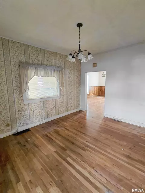 Living - 440 N 2nd Ave, Canton, IL 61520 photo 1 of 3