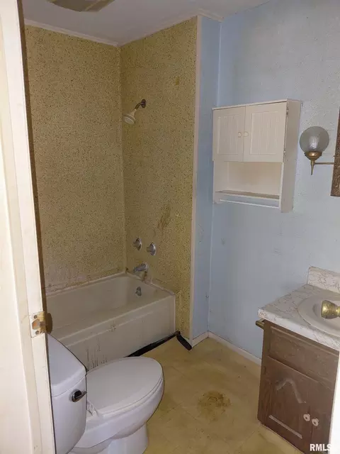 Bath - 440 N 2nd Ave, Canton, IL 61520 photo 1 of 1