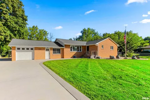 1805 Bloomington Rd, East Peoria, IL 61611