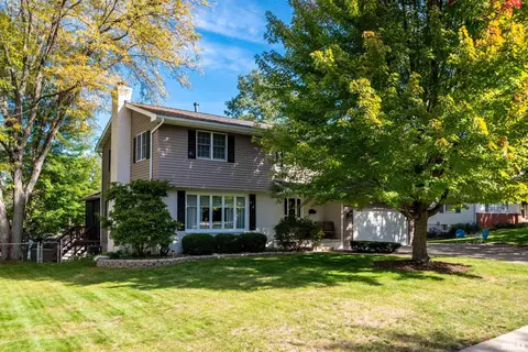 2213 W Riviera Dr, Peoria, IL 61614