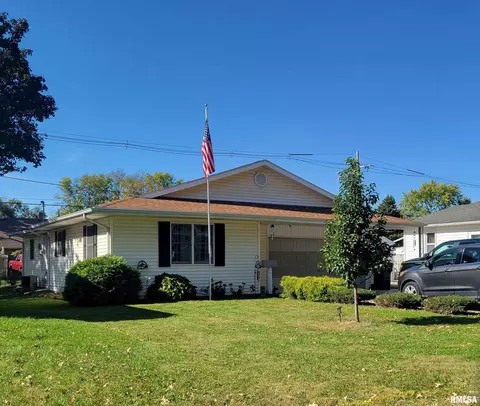 1207 S 8th St, Pekin, IL 61554