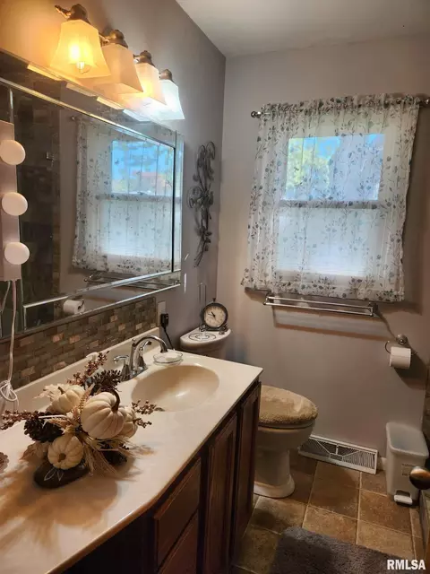 Bath - 1106 Bobby Ave, Macomb, IL 61455 photo 1 of 4