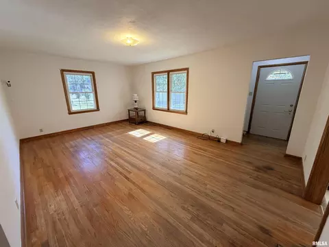 Living - 107 Williams St, Anna, IL 62906 photo 2 of 3