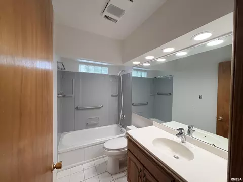 Bath - 107 Williams St, Anna, IL 62906 photo 1 of 2