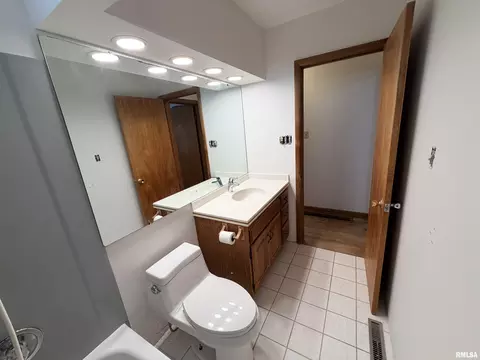 Bath - 107 Williams St, Anna, IL 62906 photo 2 of 2