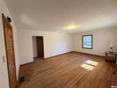 Living - 107 Williams St, Anna, IL 62906 photo 1 of 3