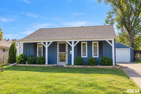 1516 Loretta St, Pekin, IL 61554