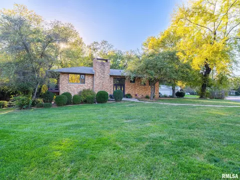 301 Pine Valley Dr, Pekin, IL 61554