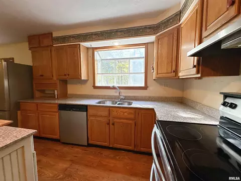 Kitchen - 401 Jennings Rd, Hurst, IL 62949 photo 2 of 5