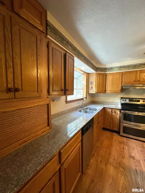 Kitchen - 401 Jennings Rd, Hurst, IL 62949 photo 3 of 5