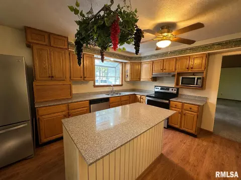 Kitchen - 401 Jennings Rd, Hurst, IL 62949 photo 4 of 5
